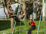 105 sorelle all'altalena.JPG